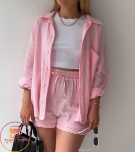 conjunto terno plissado na cor rosa claro sendo usado por uma modelo