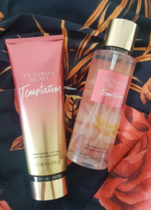 Loção corporal hidratante temptation victoria secret ao fundo em tecido colorido