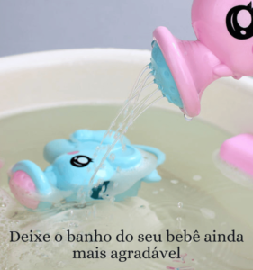 elefantezinho do bebê sendo usado em uma banheira